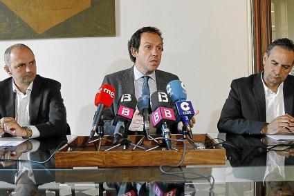 El conseller Marc Pons, en el centro, con sus directores generales Jaume Mateu y Xavier Ramis