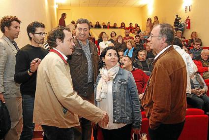 Marc Pons saluda a Santiago Florit antes de la reunión.