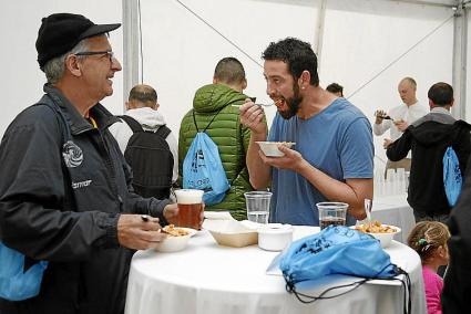 La carpa instalada frente al Parc Rochina, en el Pla de Baixamar de Maó, reunió a los primeros inscritos que recogieron los resp