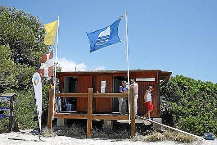 Bandera azul en la playa de Binibèquer