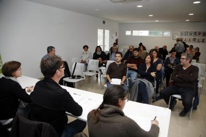 Tres horas de discusiones. Una cuarentena de afiliados participó en la asamblea, que comenzó pasadas las 11 y concluyó pasadas l