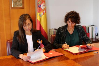 La directora general de Recursos Hídricas, Joana Garau (a la derecha), firma el acta de recepción de las desaladoras con la directora general del Agua del Ministerio de Agricultura y Medio Ambiente, Liana Ardiles.