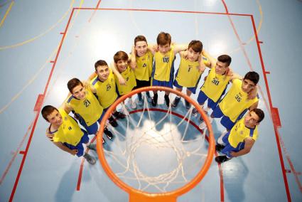 Los jóvenes jugadores gualdos, en el Pavelló Municipal de Calós, dispuestos a comerse la canasta en este Nacional