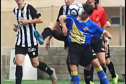 Imagen del partido disputado en San Carlos; en acción, el capitán local Rafa Flores disputa el balón ante jugadores del Alaior