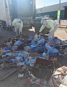 Operarios equipados especialmente para retirar la basura. l