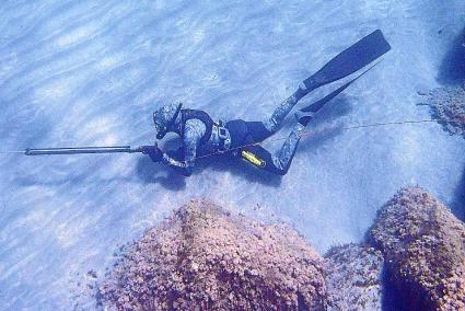 Pescador acuático camuflado bajo el agua