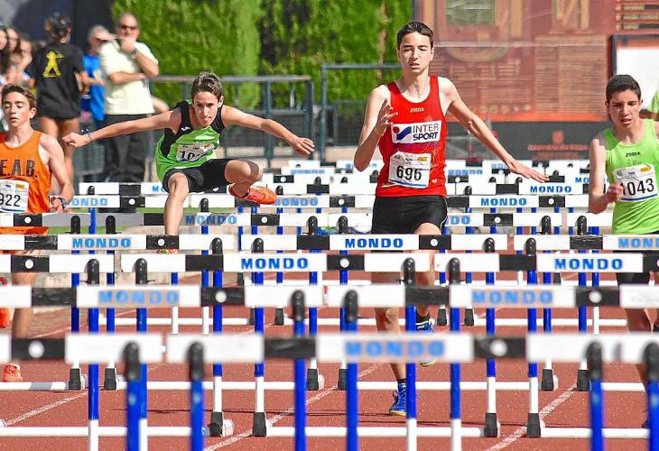 El cadete Joan Olives, en el centro de la imagen con el dorsal 696, se hizo con la medalla de oro en la final de los 100 metros