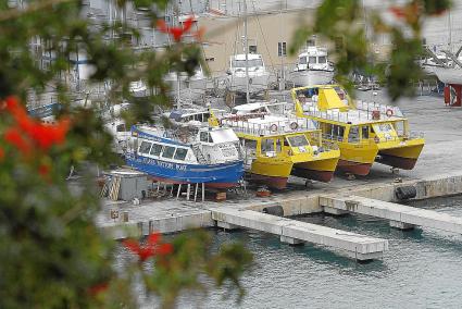 Hace unas semanas, empresas locales contrataron una grúa procedente de fuera de la Isla para realizar la varada.