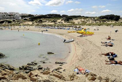 El emisario discurrirá bajo el lecho del antiguo torrente, en el extremo de la playa que aparece en primer plano en esta imagen