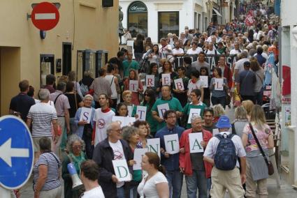 La Marcha de la Dignidad ha recorrido el centro de Maó, entre las plazas Explanada y Constitución