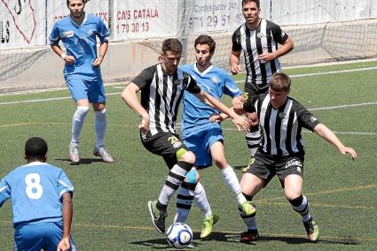 Jandro se lleva el balón ante un jugador del Génova y Marc en una imagen del partido de ida