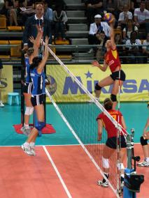 Noelia Sánchez, en un remate con la selección española.