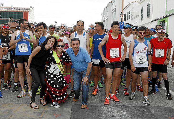 La salida de la Mitja fue rápida y muchos corredores acusaron el calor que reinó en Es Mercadal toda la tarde