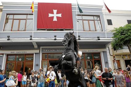 Penjada la bandera, petits i grans van gaudir dels bots del cavall, a la Contramurada