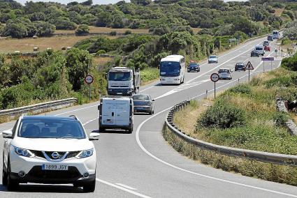 Tráfico intenso a la altura de la Naveta des Tudons en una imagen de esta semana