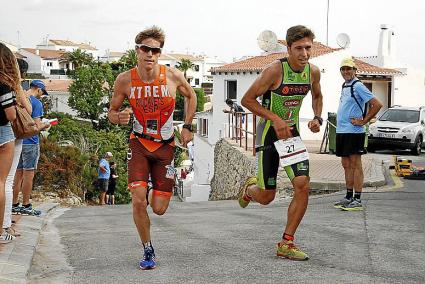 Riudavets (primero) y Sabater (tercero), en plena batalla