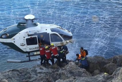 Efectivos de los equipos de emergencia durante un rescate en un acantilado.