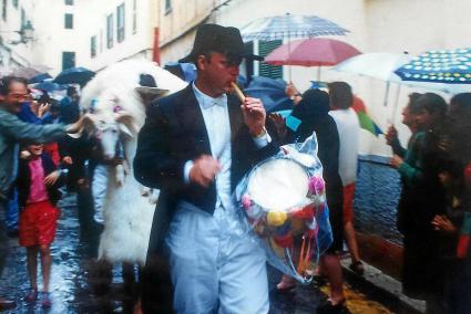 Diumenge des Be de 1992: el fabioler va amb el tambor cobert amb un plàstic i s’homo des Be, Joan Marquès Taltavull, ben banyat