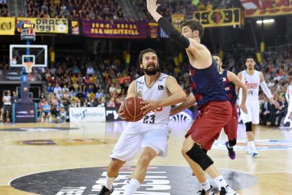 Llull, penetrando a canasta durante el partido de este miércoles