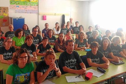 Protestas. 33 docentes del IES Cap de Llevant posan en un aula del centro para protestar por las ratios elevadas que mantiene pa