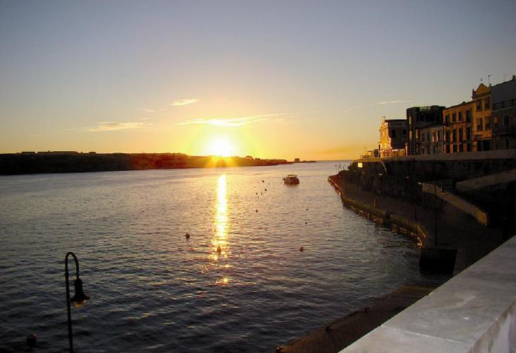 Imagen de archivo del primer amanercer de 2008, con el sol tras la fortaleza de La Mola