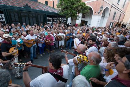 Guitarres i moltes veus van ser el seguici musical i festiu pel centre