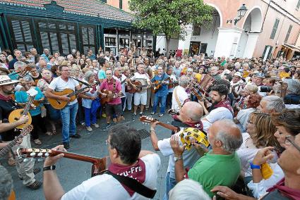 La sortida dels Fru-Frús de la plaça des Peix cada vegada és més popular i multitudinària.