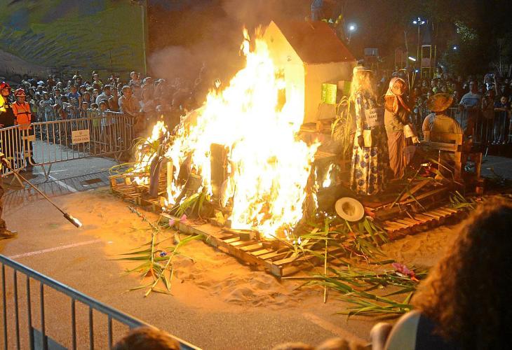 Cientos de personas disfrutaron de las actividades, el concurso y la hoguera en el parque de Es Freginal en Maó