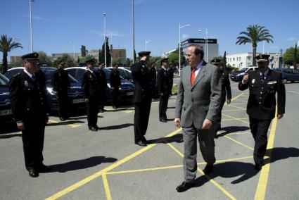 El presidente de la junta regional del PP de Palma, José María Rodríguez, pasando revista a un grupo de policías locales