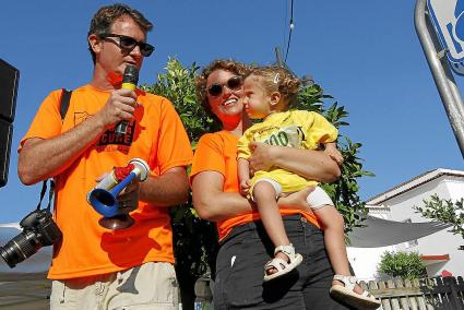 Origen. Ángel Gomila y Eva Riva, con su hija Martina, afectada de O.I, y por cuya causa se instauró la Cursa del Toro un año atr