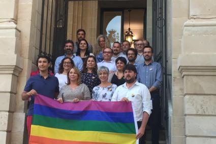 Los miembros del Consistorio con la bandera arcoiris