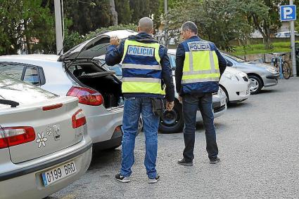 Los agentes, durante un registro en el cuartel de Sant Ferran