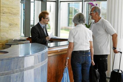 Con la ecotasa por delante. Los clientes que llegaban este viernes a su hotel estaban preparados para abonar la ecotasa por adel