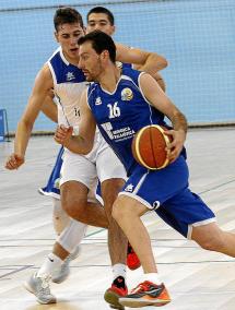 Lluís Piris, defendido por un jugador del Martorell