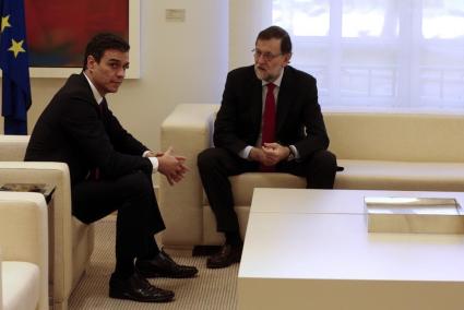 La mayoría de los españoles cree que el PSOE debe abstenerse para que gobierne Rajoy