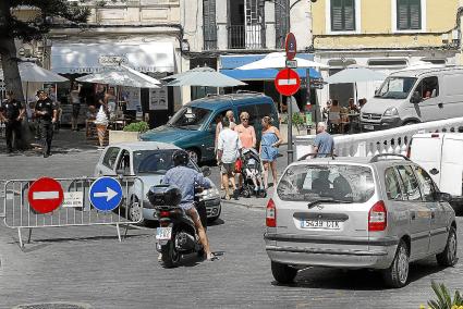 Numerosas señales advertían ayer de la reordenación del tráfico en la zona de Portal de Mar