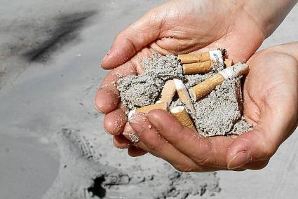 Es común encontrar restos de cigarrillos en las playas