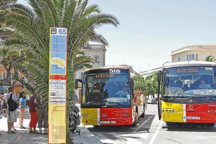 Autobuses esperando en la parada situada en la plaza dels Pins