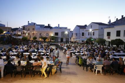 Haciendo ambiente. La reunión vecinal volvió a llenar por completo la plaza Pare Camps