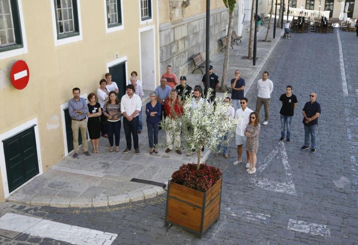 Imagen del minuto de silencio frente al Ayuntamiento de Maó