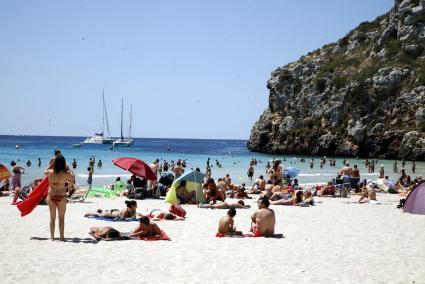 Les platges, plenes de banyites que es volen refrescar amb la calor que fa