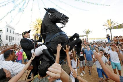 Gaudint. El caixer batlle somriu mentre bota amb el cavall a la primera volta del jaleo