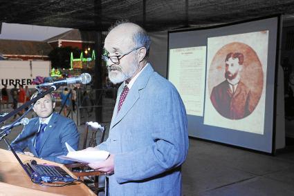 Mateu Seguí es va referir al seu besavi, Mateu Seguí Fedelich (a la foto del fons), qui va ser metge de Sant Lluís el 1885; i al