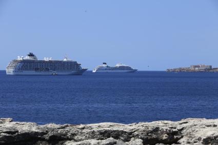 Los dos cruceros, uno al lado del otro