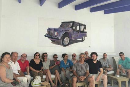 Jarabo, en el centro, con algunos miembros de Podemos en Menorca