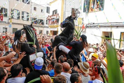 Cavall, caixer, canya, plaça. Quatre elements de la festa entre UNA multitud