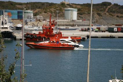 La 'Salvamar Antares' ha remolcado la barca hasta el puerto de Maó