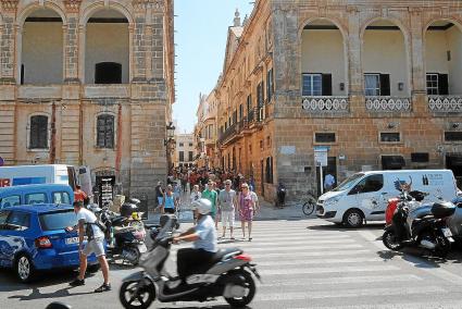 Los numerosos pasos de cebra y la elevada presencia de peatones dificulta la circulación en la plaza más céntrica de Ciutadella