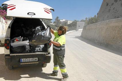 La empresa de limpieza es la encargada de recoger los restos de la fiesta de la noche anterior