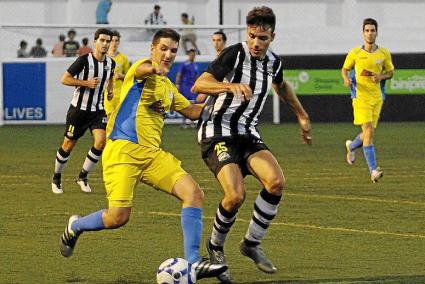 Robert Pulido intenta controlar el esférico, ayer en Alaior.